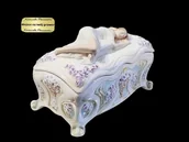 Pudełka i szkatułki - SZKATUŁKA PORCELANOWA W STYLU SECESYJNYM ZE ŚPIĄCĄ DZIEWCZYNĄ NA POKRYWIE - miniaturka - grafika 1
