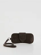 Etui na dokumenty i karty - Reserved - Zamszowe etui na okulary - ciemnobrązowy - miniaturka - grafika 1