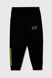 Spodnie i spodenki dla chłopców - EA7 Emporio Armani spodnie dresowe dziecięce kolor czarny z nadrukiem - grafika 1