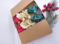 Ozdoby do włosów - Zestaw świątecznych kokardek do włosów zielona z pawim piórem, czerwona ze złotem i kremowe mini eleganckie spinki handmade - miniaturka - grafika 1
