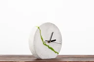 Zegary - Okrągły betonowy zegar stołowy/ścienny z chrobotkiem reniferowym- jasny - miniaturka - grafika 1