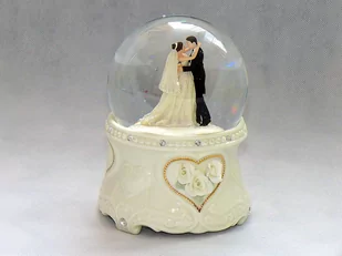 Mmm, Kula Śnieżna-Pozytywka, Ruchome Wnętrze Młoda Para - Ozdoby bożonarodzeniowe - miniaturka - grafika 1