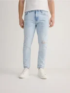 Spodnie męskie - Reserved - Jeansy carrot slim z przetarciami - niebieski - miniaturka - grafika 1