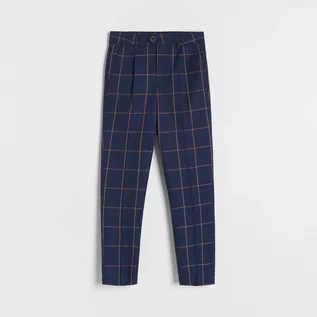 Spodnie i spodenki dla chłopców - Reserved - Garniturowe spodnie w kratę - Granatowy - grafika 1
