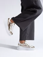 Sneakersy damskie - Sneakersy na wysokiej platformie złoto-białe Shelovet-39 - miniaturka - grafika 1