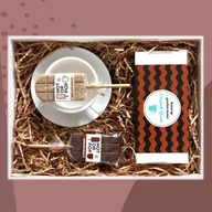 Zestawy upominkowe - Zestaw prezentowy na wyjątkową okazję CLASSIC CoffeeBox. Zestaw 20 kaw mielonych w różnych smakach 20x 10g, klasyczna biała filiżanka i dwa kolorowe.. - miniaturka - grafika 1
