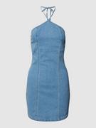Sukienki - Sukienka jeansowa z wiązaniem na szyi model ‘NICKY’ - miniaturka - grafika 1