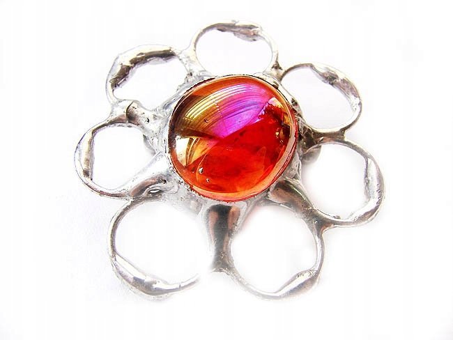 Czerwony kwiatek - okrągła witrażowa broszka