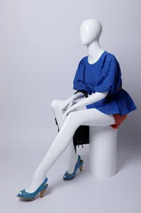 XF17-B piękny abstrakcyjny manekin damski "bez twarzy" lakierowany na biały połysk - Manekiny wystawowe - miniaturka - grafika 1