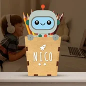 Długopisy - WONDEE Spersonalizowany drewniany uchwyt na długopis z imieniem Robot Biurko Organizer dla dzieci, prezenty urodzinowe dla dzieci do szkoły dla dzieci, akcesoria na biurko dla chłopców i dziewcząt - miniaturka - grafika 1