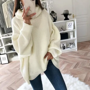 Sweter damski oversize z golfem - Biały - Swetry damskie - miniaturka - grafika 1