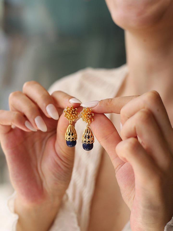 L'Atelier de Gaia Pozłacane kolczyki z lapis lazuli i cyrkoniami