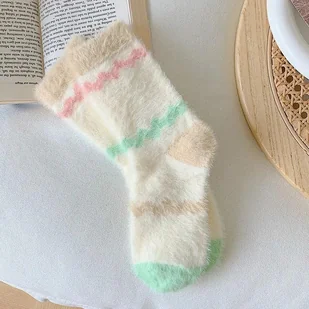 Pastelowe puchate skarpety - Skarpetki damskie - miniaturka - grafika 1