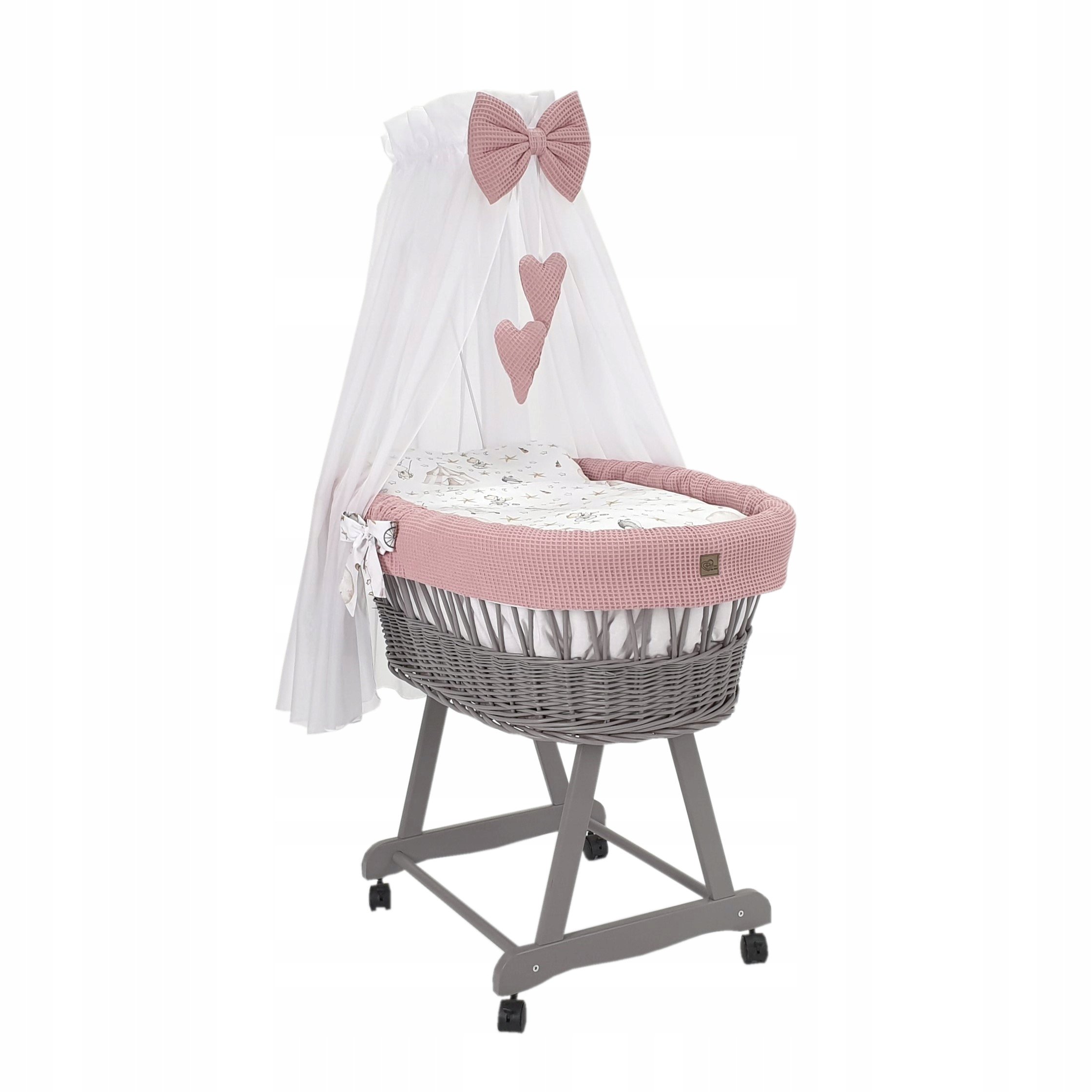 Wiklinowy kosz Mojżesza Lena szary z pościelą wafelkową różową – cyrk.