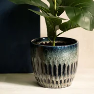 Donice - Osłonka na doniczkę OASIS z tłoczeniem granatowa 17,5x17,5x16 cm HOMLA - miniaturka - grafika 1