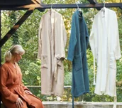 Szlafroki damskie - Blanc Des Vosges Szlafrok Cosy Niebieski - miniaturka - grafika 1