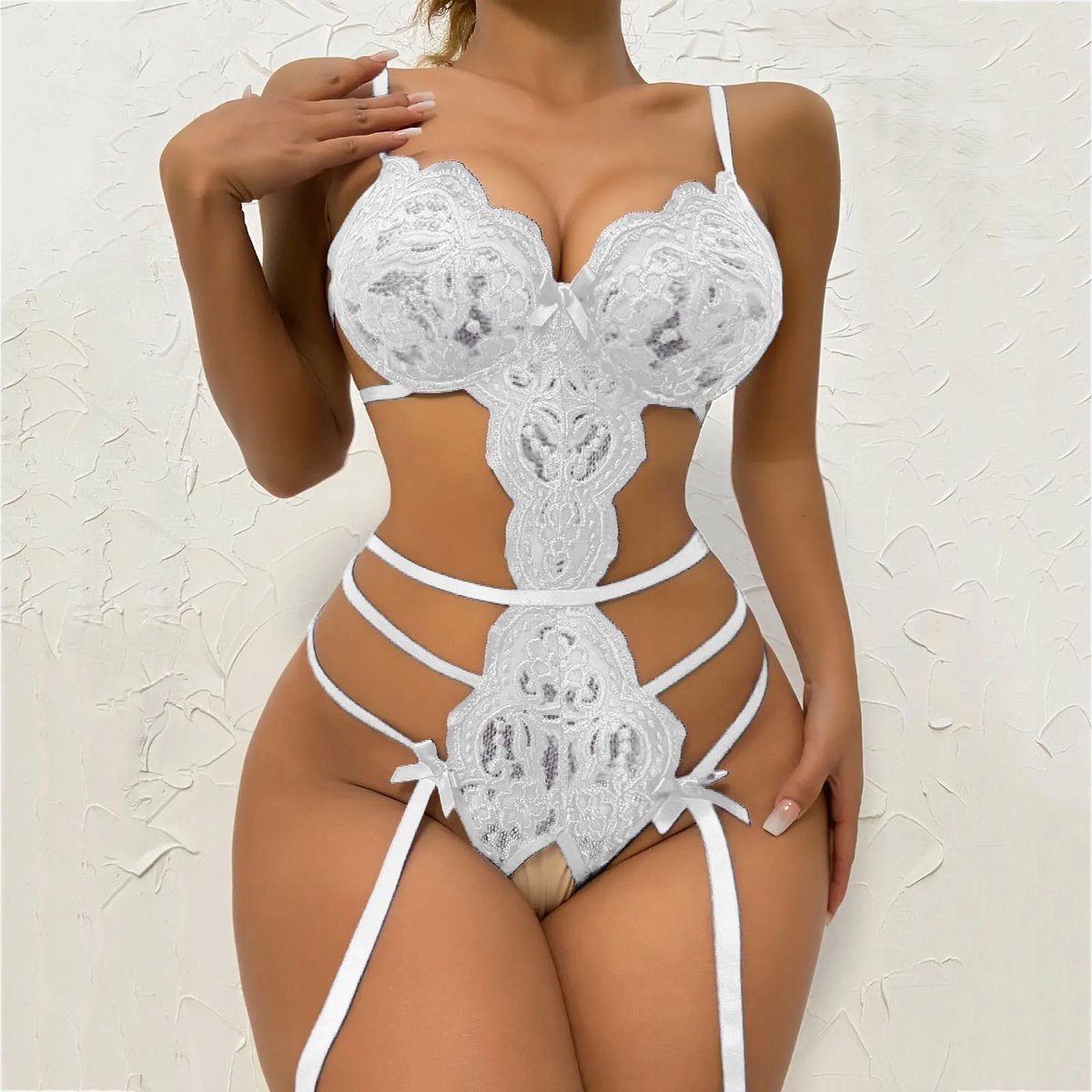Dora koronkowe body na paskach otwarte krocze odkryte plecy biały