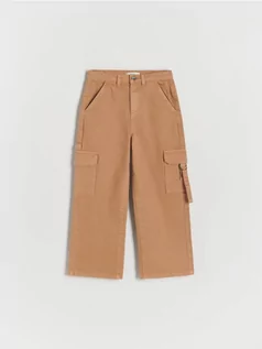 Spodnie i spodenki dla dziewczynek - Reserved - Jeansy wide leg z kieszeniami cargo - beżowy - grafika 1