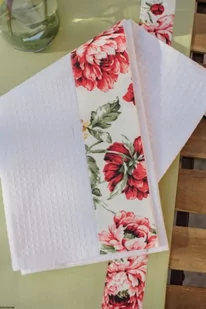 Komplet kuchenny tekstylny Bieżnik z ręcznikiem 2 szt. z wzorem Czerwone Kwiaty - Dekoracja stołu - miniaturka - grafika 1