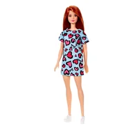 Lalki dla dziewczynek - Mattel GHW48 Szykowna lalka w niebieskiej sukience z nadrukiem fioletowego serca czerwona głowa zabawki od 3 lat GHW48 - miniaturka - grafika 1