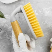 Miotły, szufle, mopy - Szczotka z uchwytem bambusowym do czyszczenia szara WOODY - miniaturka - grafika 1