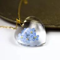 Naszyjniki - Duży naszyjnik złote serce z kwiatami Niezapominajki powiew wiosny - miniaturka - grafika 1