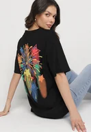 Koszulki i topy damskie - Czarny T-shirt Oversize z Kolorowym Napisem i Gwiazdkami Iloviela - miniaturka - grafika 1