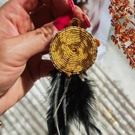 Kolczyki - Kolczyki koła beżowo złote z piórami - miniaturka - grafika 1