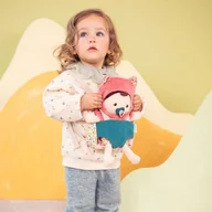 Lalki dla dziewczynek - Lalka dzidziuś w nosidełku i z czapeczką Jeanne 18 m - miniaturka - grafika 1