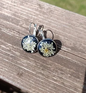 KOLORY CZERNI - DZIKA MARCHEW - kolczyki z kwiatami w żywicy - Kolczyki - miniaturka - grafika 1