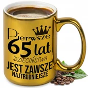 Kubki - KUBEK DUŻY ZŁOTY PREZENT NA 65 URODZINY ŚMIESZNY URODZINOWE PREZENTY WZORY - miniaturka - grafika 1