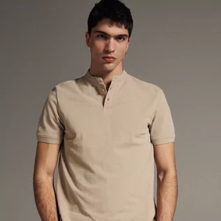 Koszulki męskie - Reserved Koszulka polo z niską stójką - Beżowy - grafika 1