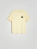 Koszulki męskie - Reserved - T-shirt regular z haftem - jasnożółty - miniaturka - grafika 1