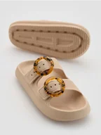 Buty dla dziewczynek - Reserved - Klapki z ozdobnymi klamrami - brązowy - miniaturka - grafika 1