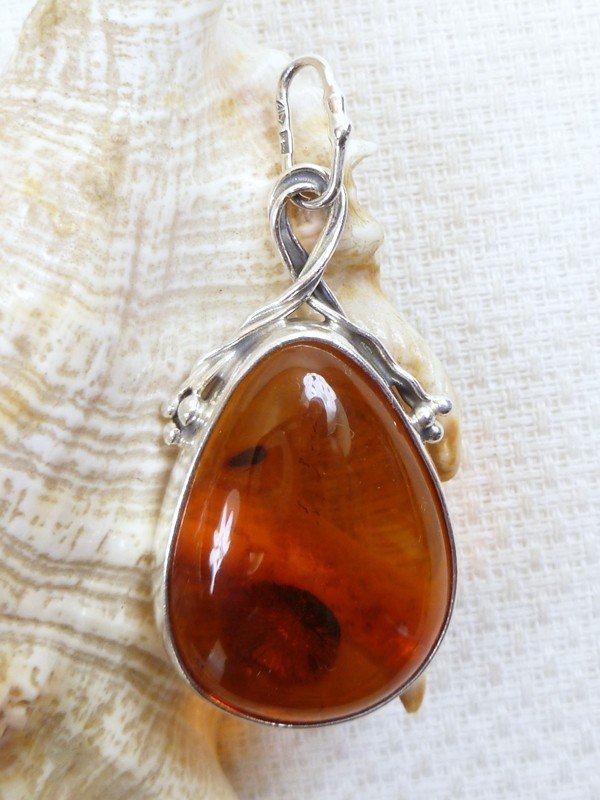 Wisiorek srebrny z bursztynem 607-8