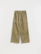 Spodnie i spodenki dla chłopców - Reserved - Spodnie cargo z efektem sprania - ciemnozielony - miniaturka - grafika 1