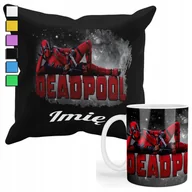 Gadżety dla niej i dla niego - ZESTAW KUBEK + PODUSZKA Z POSZEWKĄ- PREZENT DLA FANA DEADPOOL + IMIĘ - miniaturka - grafika 1