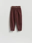 Spodnie damskie - Reserved - Jeansy paperbag z paskiem - mahoniowy - miniaturka - grafika 1