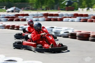Jazda gokartami dla Dwojga w Częstochowie - Czasopisma - miniaturka - grafika 1