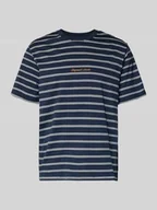 Koszulki męskie - T-shirt ze wzorem w paski i okrągłym dekoltem - miniaturka - grafika 1