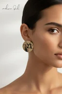 Kolczyki - Kolczyki SUN złote czarne klasyczne koła skóra naturalna faktura - miniaturka - grafika 1