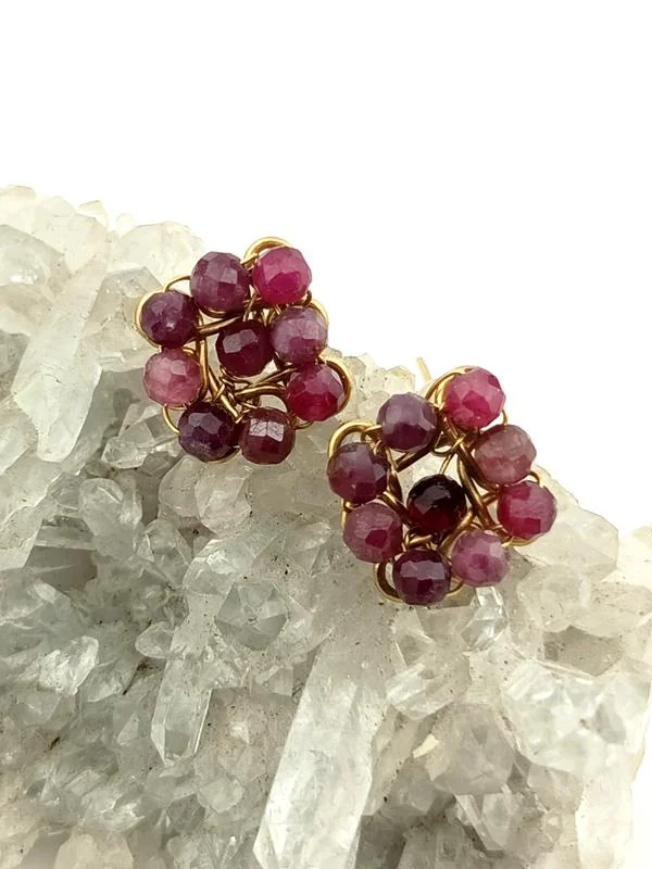 Czerwony turmalin - kolczyki mosiężne, wymiary 1.3x1.3 cm, waga 2.2 grama, prezent z okazji 8 rocznicy ślubu, rękodzieło