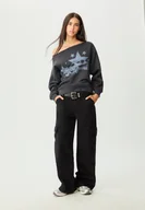 Bluzy damskie - Stradivarius Bluza z dekoltem łódka z nadrukiem Ciemnoszary S - miniaturka - grafika 1