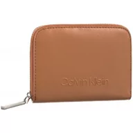 Portfele - Portfel Embossed Logo Zip MD Wallet Lion K60K612437 GDB (CK563-a) Calvin Klein - miniaturka - grafika 1
