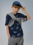 Koszulki dla chłopców - 4F T-shirt regular z nadrukiem chłopięcy - granatowy 164 (13-14 lat) - miniaturka - grafika 1