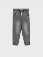 Spodnie i spodenki dla chłopców - Sinsay - Jeansy jogger - szary - miniaturka - grafika 1