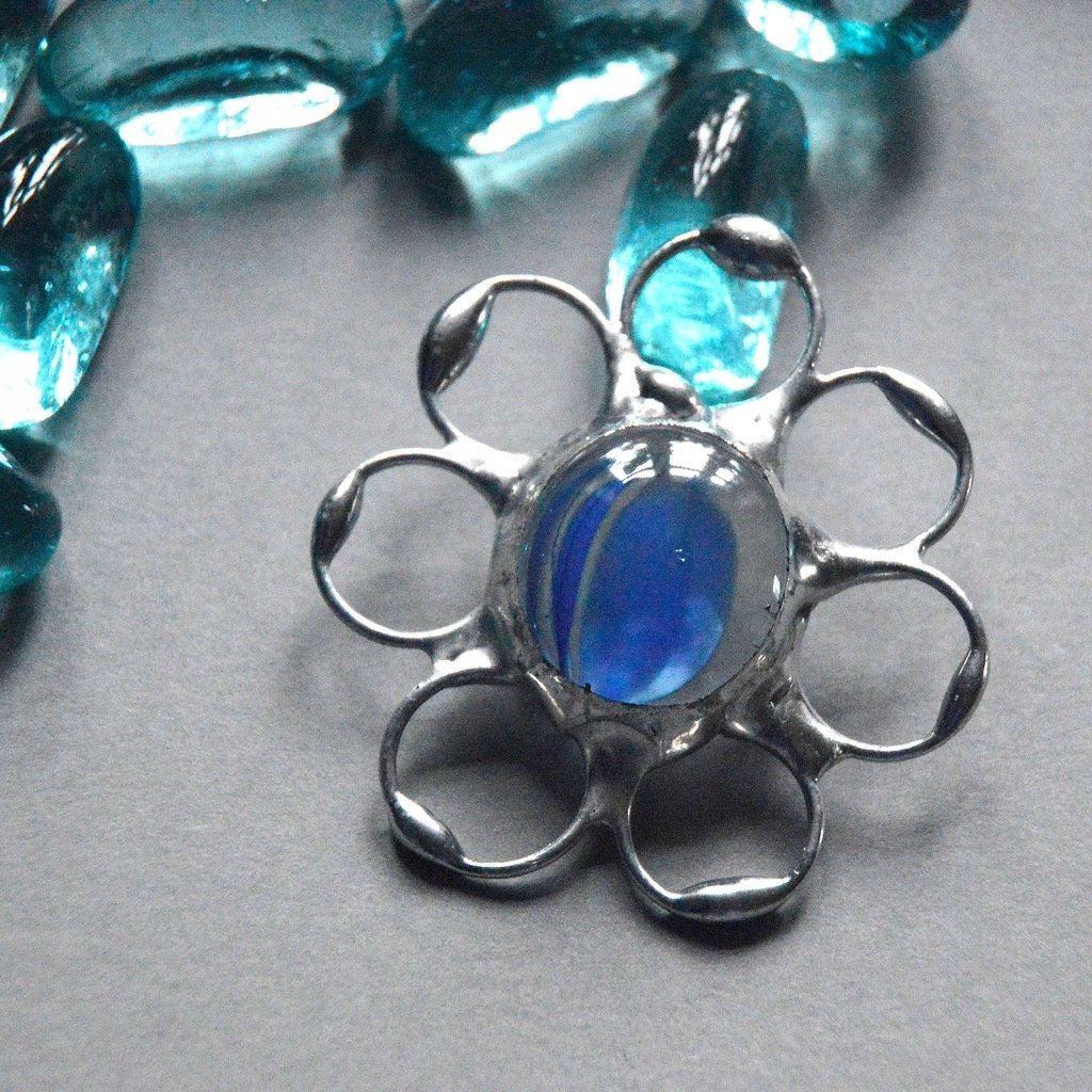 Niebieski kwiatek ze smugą - okrągła witrażowa broszka