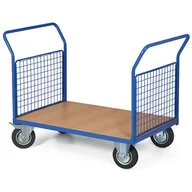 Wózki magazynowe - Wózek platformowy - 2 uchwyty z siatką, 1000 x 700 mm, nośność 200 kg, koła 125 mm z czarną gumą - miniaturka - grafika 1