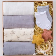 Pieluchy - Zestaw prezentowy dla niemowląt Wyprawka dla noworodka Prezent Baby Shower Pieluszki, Grzechotka, Skarpety - miniaturka - grafika 1