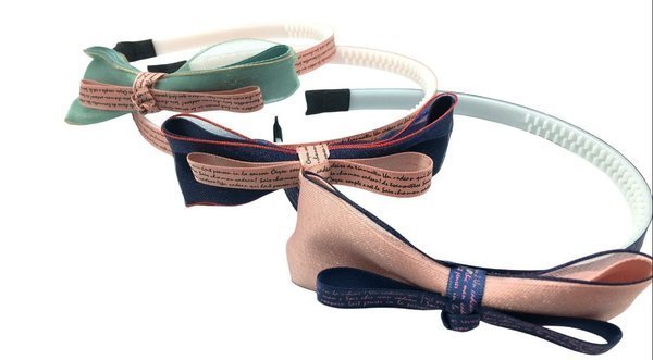 Elegancka złota opaska do włosów z kwiatami i motylami